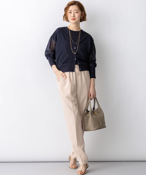 23区(ニジュウサンク)の「シャイニーシアー ドルマンスリーブ カーディガン(カーディガン/ボレロ・レディース・ネイビー系/ライトグレー系/ベージュ系/スカイブルー系/ブラック系・38)」の21枚目の写真