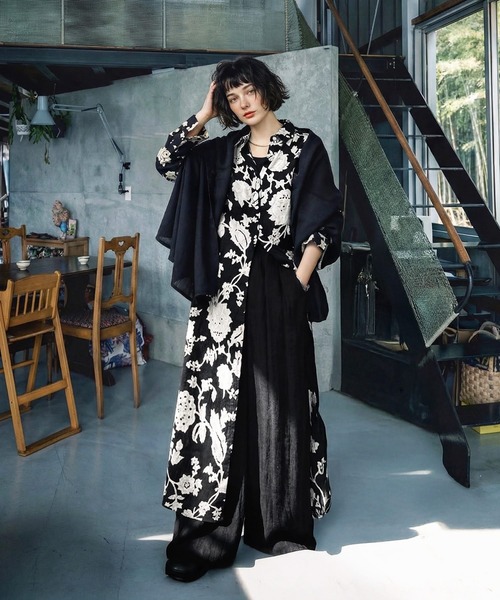 antiqua(アンティカ)の「花柄 ドビー織り ワンピース(シャツワンピース・レディース・ブラック・ONESIZE)」の2枚目の写真