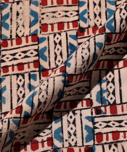BEAMS PLUS(ビームスプラス)の「Open Collar Block Print ③(シャツ/ブラウス・メンズ・レッド/ブラック・MEDIUM/SMALL/LARGE/X-LARGE)」の17枚目の写真