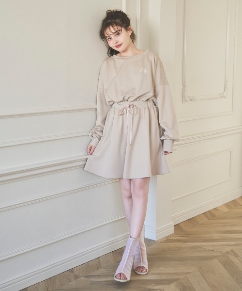 SWINGLE（スウィングル）の「刺しゅう入りポンチ素材ミニワンピース（ワンピース・レディース・ベージュ/ブラック/サックスブルー・FREE）」の3枚目の写真