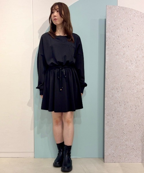 SWINGLE（スウィングル）の「刺しゅう入りポンチ素材ミニワンピース（ワンピース・レディース・ベージュ/ブラック/サックスブルー・FREE）」の2枚目の写真