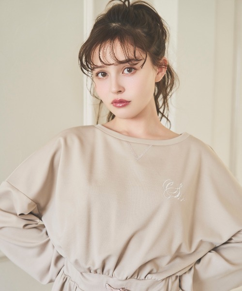 SWINGLE（スウィングル）の「刺しゅう入りポンチ素材ミニワンピース（ワンピース・レディース・ベージュ/ブラック/サックスブルー・FREE）」の4枚目の写真