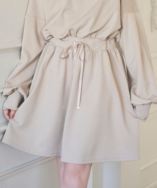 SWINGLE（スウィングル）の「刺しゅう入りポンチ素材ミニワンピース（ワンピース・レディース・ベージュ/ブラック/サックスブルー・FREE）」の5枚目の写真