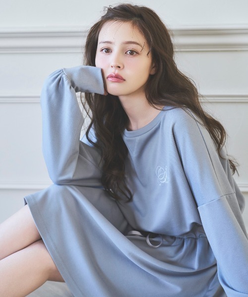 SWINGLE（スウィングル）の「刺しゅう入りポンチ素材ミニワンピース（ワンピース・レディース・ベージュ/ブラック/サックスブルー・FREE）」の7枚目の写真