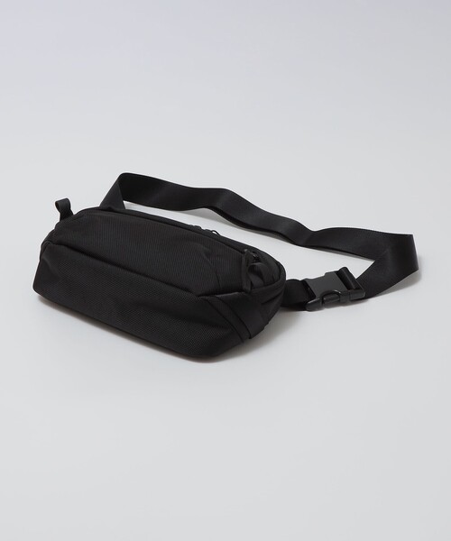 Aer（エアー）の「Aer: DAY SLING 4（ボディバッグ/ウエストポーチ・メンズ・ブラック・ONE SIZE）」の3枚目の写真