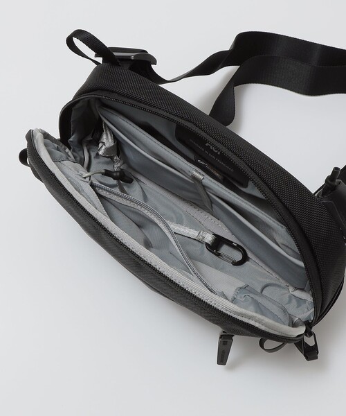 Aer（エアー）の「Aer: DAY SLING 4（ボディバッグ/ウエストポーチ・メンズ・ブラック・ONE SIZE）」の5枚目の写真