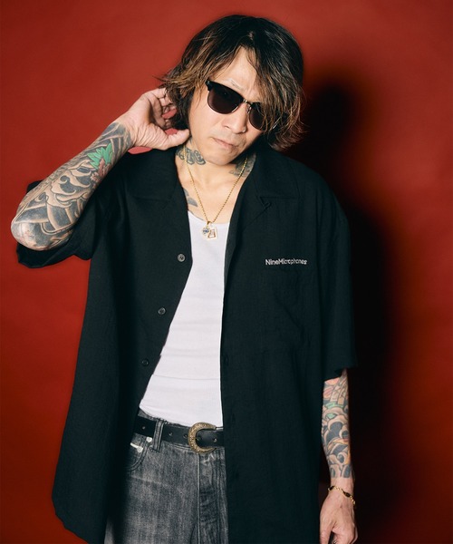 NineMicrophones(ナインマイクロフォンズ)の「OPEN COLLAR SHIRT(シャツ/ブラウス・メンズ・ブラック/イエロー・X-LARGE/LARGE/MEDIUM/SMALL)」の1枚目の写真