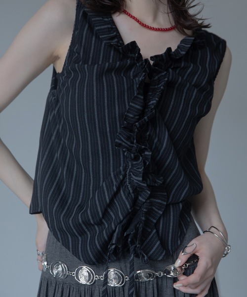VACANCY(ヴァカンシー)の「ドロストフリルストライプブラウス(シャツ/ブラウス・レディース・ライトブルー/アイボリー/ブラック・FREE)」の2枚目の写真