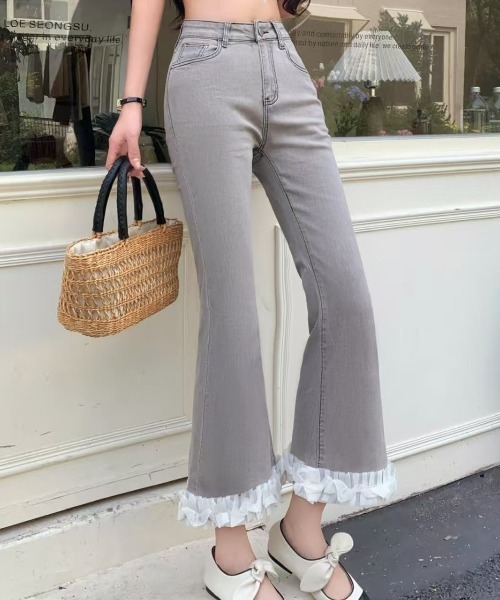 AMAJI(アマジ)の「クロップド フレアデニムパンツ(デニムパンツ・レディース・グレー・SMALL/MEDIUM/LARGE/X-LARGE)」の4枚目の写真