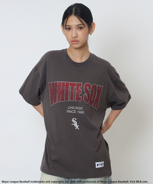 BACK TO THE FIELD(バック トゥー ザ フィールド)の「【MLB】Rhinestone-Embellished Tee(Tシャツ/カットソー・メンズ・レッド系/ブルー系/ブラック系・MEDIUM/XL/LARGE)」の1枚目の写真