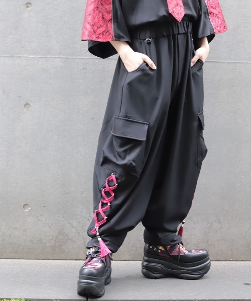 REZEN(リゼン)の「レースアップ×タッセルパンツ(その他パンツ・メンズ・ローズ/ブルーパープル/レッドパープル・MEDIUM/LARGE/SMALL)」の2枚目の写真