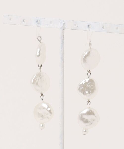 tone（トーン）の「【Astyle】3連樹脂パールピアス(MA)（ピアス（両耳用）・レディース・ホワイト・FREE）」の5枚目の写真