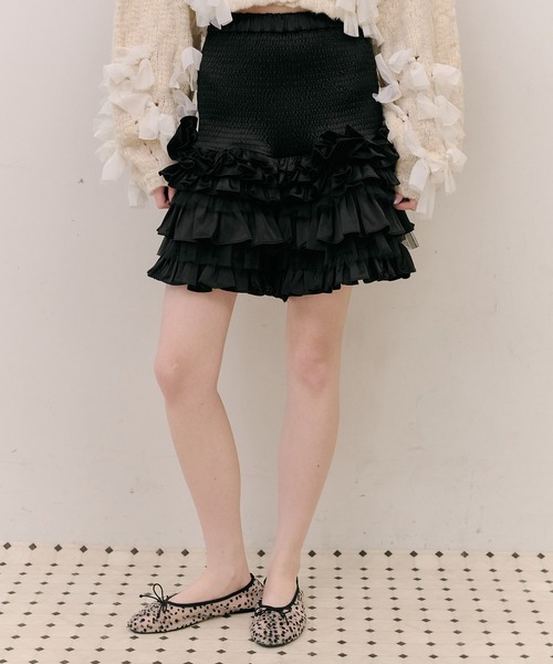 J1U by LA BELLE ETUDE(ジユウバイラベルエチュード)の「シャーリングティアードフリルスカパン(スカート・レディース・ホワイト/ブラック・FREE)」の5枚目の写真