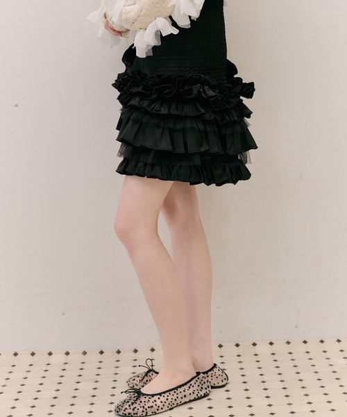J1U by LA BELLE ETUDE(ジユウバイラベルエチュード)の「シャーリングティアードフリルスカパン(スカート・レディース・ホワイト/ブラック・FREE)」の8枚目の写真