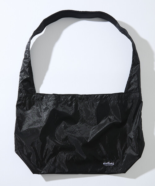 WILD THINGS(ワイルドシングス)の「限定展開 WILD THINGS/ワイルドシングス 別注PACKABLE LARGE SHOULDER BAG(ショルダーバッグ・メンズ・オリーブ/チャコールグレー/ブラック・フリ-)」の4枚目の写真