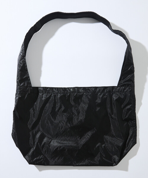 WILD THINGS(ワイルドシングス)の「限定展開 WILD THINGS/ワイルドシングス 別注PACKABLE LARGE SHOULDER BAG(ショルダーバッグ・メンズ・オリーブ/チャコールグレー/ブラック・フリ-)」の5枚目の写真
