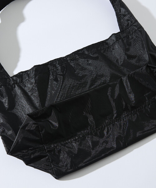 WILD THINGS(ワイルドシングス)の「限定展開 WILD THINGS/ワイルドシングス 別注PACKABLE LARGE SHOULDER BAG(ショルダーバッグ・メンズ・オリーブ/チャコールグレー/ブラック・フリ-)」の8枚目の写真