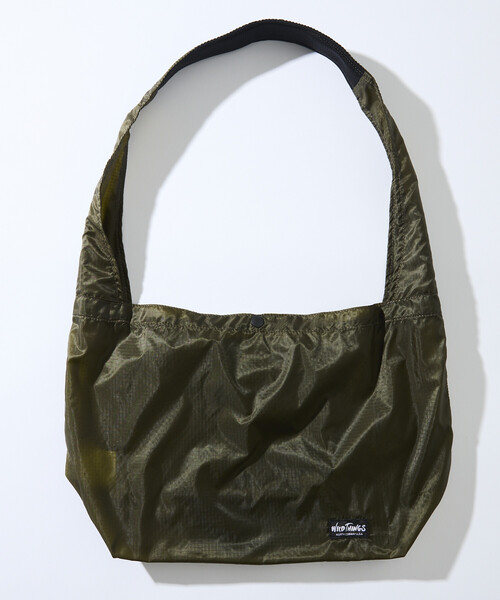 WILD THINGS(ワイルドシングス)の「限定展開 WILD THINGS/ワイルドシングス 別注PACKABLE LARGE SHOULDER BAG(ショルダーバッグ・メンズ・オリーブ/チャコールグレー/ブラック・フリ-)」の12枚目の写真