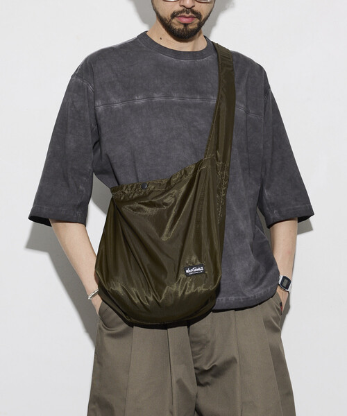 WILD THINGS(ワイルドシングス)の「限定展開 WILD THINGS/ワイルドシングス 別注PACKABLE LARGE SHOULDER BAG(ショルダーバッグ・メンズ・オリーブ/チャコールグレー/ブラック・フリ-)」の15枚目の写真