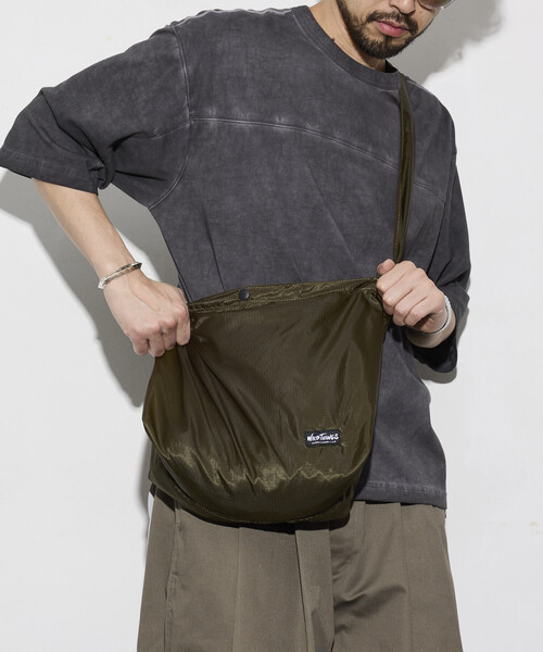 WILD THINGS(ワイルドシングス)の「限定展開 WILD THINGS/ワイルドシングス 別注PACKABLE LARGE SHOULDER BAG(ショルダーバッグ・メンズ・オリーブ/チャコールグレー/ブラック・フリ-)」の16枚目の写真