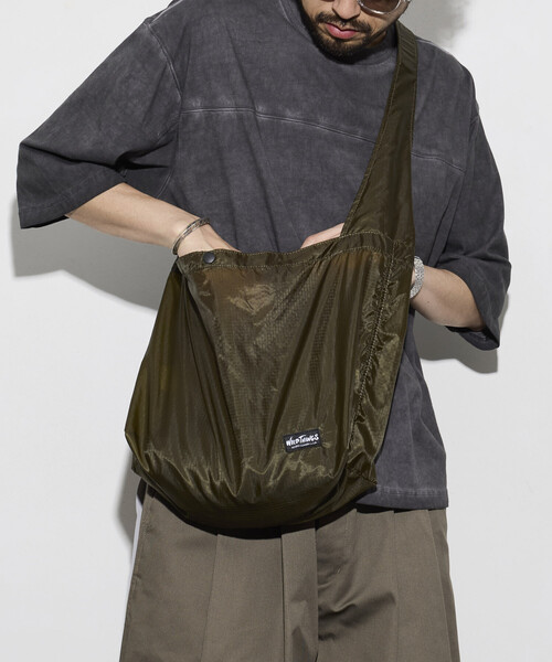 WILD THINGS(ワイルドシングス)の「限定展開 WILD THINGS/ワイルドシングス 別注PACKABLE LARGE SHOULDER BAG(ショルダーバッグ・メンズ・オリーブ/チャコールグレー/ブラック・フリ-)」の17枚目の写真