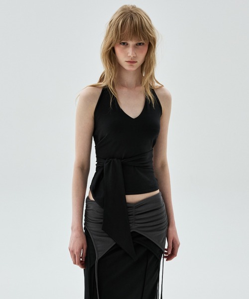 Mardi Mercredi(マルディメクルディ)の「TOP HALTER NECK TIE DETAIL / トップ ホルター ネック タイ ディテール(キャミソール・レディース・ブラック/グレー・FREE)」の3枚目の写真