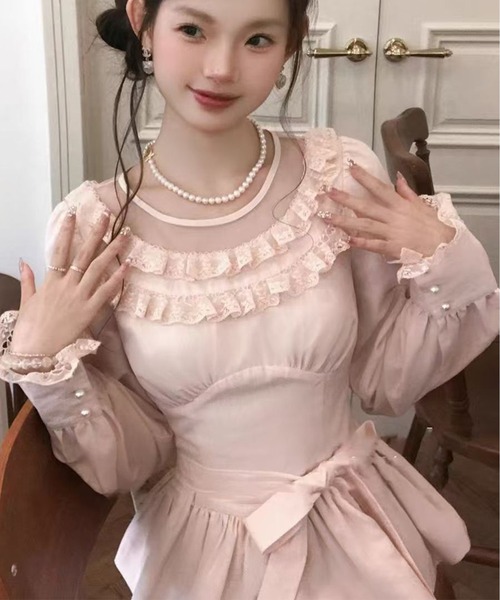 AsheKsha(アシクシャ)の「レースフリルリボンウエストマークフレアヘムトップス(シャツ/ブラウス・レディース・ピンク・M/S)」の2枚目の写真