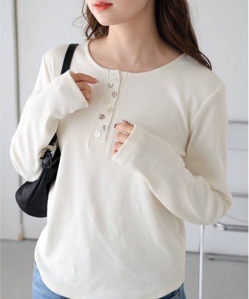 tiptop(ティップトップ)の「【WEB限定アイテム】テレコ多釦ヘンリーT(Tシャツ/カットソー・レディース・ブラック/オフホワイト・FREE)」の2枚目の写真