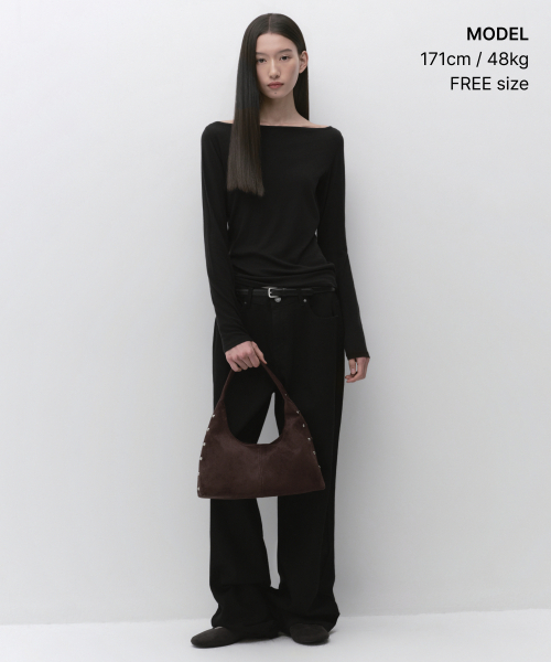 MUSINSA STANDARD WOMAN（ムシンサスタンダードウーマン）の「ウィメンズシンセティックスエードスタッズアングラーホーボバッグ[ダークブラウン]（ショルダーバッグ・レディース・その他・F）」の2枚目の写真