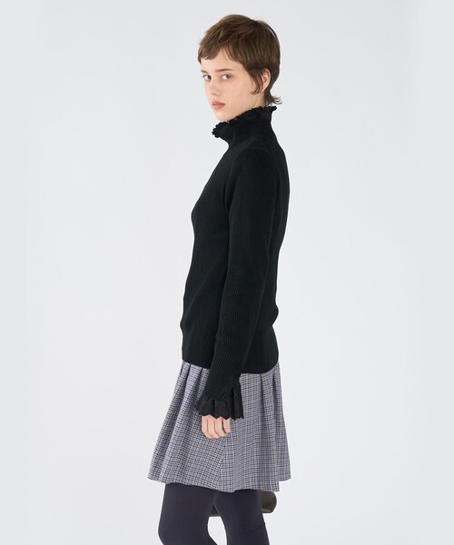 To b. by agnes b.（トゥービーバイアニエスベー）の「ハートボタン タートルネック ニット プルオーバー（ニット/セーター・レディース・ブラック・FREE）」の3枚目の写真