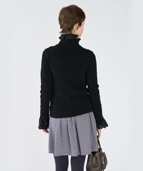To b. by agnes b.（トゥービーバイアニエスベー）の「ハートボタン タートルネック ニット プルオーバー（ニット/セーター・レディース・ブラック・FREE）」の4枚目の写真