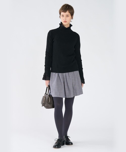 To b. by agnes b.（トゥービーバイアニエスベー）の「ハートボタン タートルネック ニット プルオーバー（ニット/セーター・レディース・ブラック・FREE）」の7枚目の写真