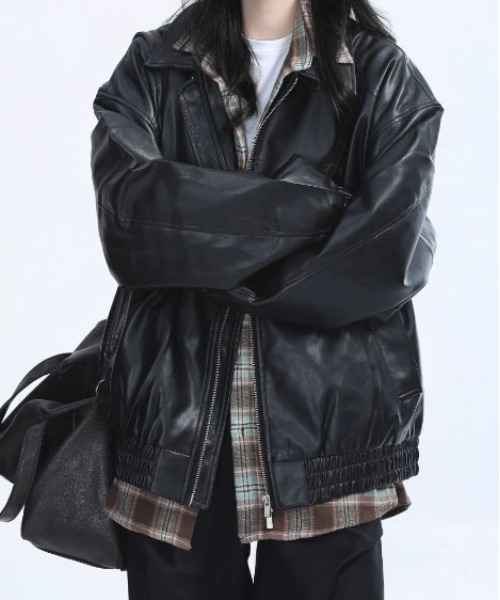 &soiree(アンドソワレ)の「ルーズシルエットフェイクレザーブルゾン(ブルゾン・レディース・ブラウン/ブラック・SMALL/LARGE/MEDIUM/X-LARGE)」の2枚目の写真