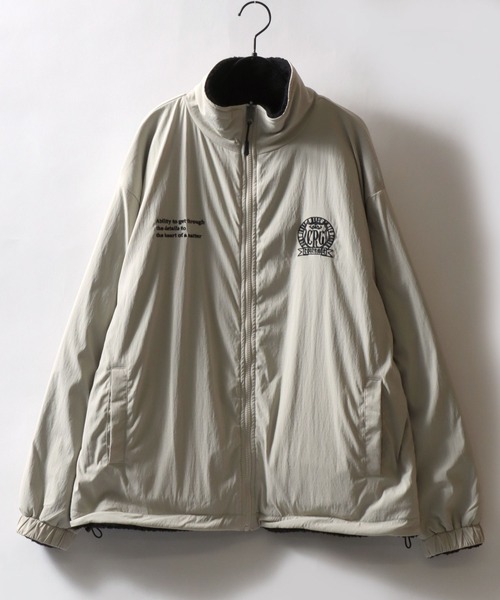 SITRY（シトリー）の「Reversible Blouson/2WAY リバーシブル ナイロン×ボアフリース オーバーサイズ ワンポイント刺繍 ナイロンジャケット ボアフリースジャケット ブルゾン（ブルゾン・メンズ・グレイッシュベージュ/ブラック/ネイビー・L/M）」の6枚目の写真