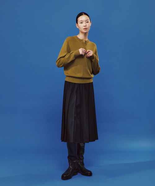 PLAC WOMEN(プレイス・ウィメン)の「カシミヤ ブレンド ヘンリーネック ニット オリーブ(ニット/セーター・レディース・オリーブ・SMALL/MEDIUM)」の2枚目の写真