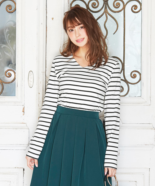 KOBE LETTUCE（コウベレタス）の「ストレッチロングTシャツ（Tシャツ/カットソー・レディース・ブルー系その他/ネイビー/ブラック/カーキ/ホワイト系その他/テラコッタ/オフホワイト/ブラック系その他/グレー/チャコールグレー/グレイッシュベージュ/ボルドー/マスタード・ONE SIZE/LARGE/MEDIUM）」の3枚目の写真