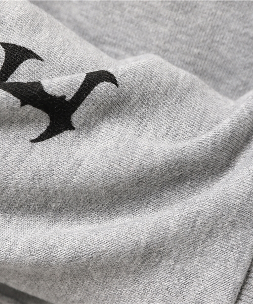 VENCEEXCHANGE（ヴァンスエクスチェンジ）の「【BITTER 1月号 掲載商品】裏毛袖プリントパーカープルオーバー              （パーカー・メンズ・グレー/ブラック・MEDIUM/LARGE）」の9枚目の写真