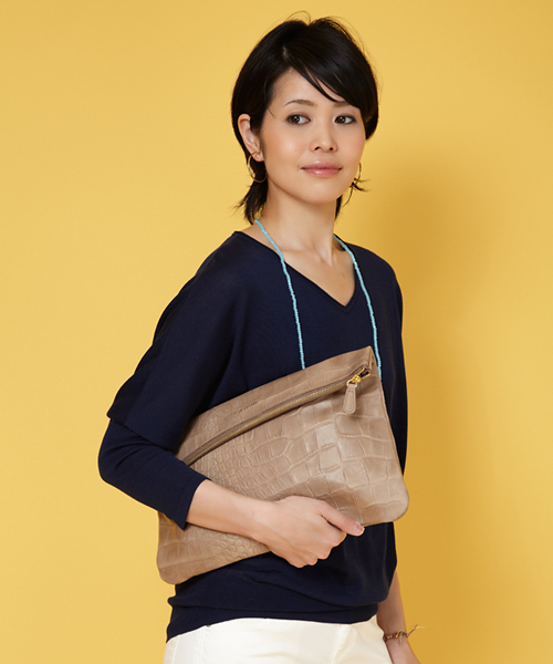 UNITED ARROWS（ユナイテッドアローズ）の「＜BARDOT ROSE(バルドロゼ＞ ジェントルクロコ BIG クラッチ† ◆¨（クラッチバッグ・レディース・ホワイト/ブラック/ベージュ/ピンク/イエロー/ロイヤルブルー/グレー/オレンジ/ネイビー/その他1/コバルトブルー/オフホワイト/ダークグレー/ワインレッド/その他2/ゴールド/その他3/その他4/その他5・フリー）」の7枚目の写真