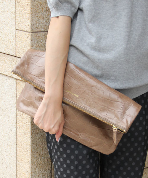 UNITED ARROWS（ユナイテッドアローズ）の「＜BARDOT ROSE(バルドロゼ＞ ジェントルクロコ BIG クラッチ† ◆¨（クラッチバッグ・レディース・ホワイト/ブラック/ベージュ/ピンク/イエロー/ロイヤルブルー/グレー/オレンジ/ネイビー/その他1/コバルトブルー/オフホワイト/ダークグレー/ワインレッド/その他2/ゴールド/その他3/その他4/その他5・フリー）」の5枚目の写真