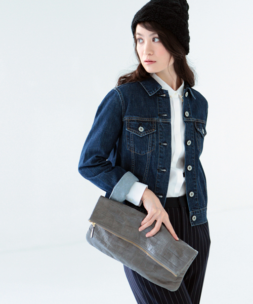 UNITED ARROWS（ユナイテッドアローズ）の「＜BARDOT ROSE(バルドロゼ＞ ジェントルクロコ BIG クラッチ† ◆¨（クラッチバッグ・レディース・ホワイト/ブラック/ベージュ/ピンク/イエロー/ロイヤルブルー/グレー/オレンジ/ネイビー/その他1/コバルトブルー/オフホワイト/ダークグレー/ワインレッド/その他2/ゴールド/その他3/その他4/その他5・フリー）」の6枚目の写真