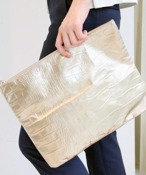 UNITED ARROWS（ユナイテッドアローズ）の「＜BARDOT ROSE(バルドロゼ＞ ジェントルクロコ BIG クラッチ† ◆¨（クラッチバッグ・レディース・ホワイト/ブラック/ベージュ/ピンク/イエロー/ロイヤルブルー/グレー/オレンジ/ネイビー/その他1/コバルトブルー/オフホワイト/ダークグレー/ワインレッド/その他2/ゴールド/その他3/その他4/その他5・フリー）」の19枚目の写真