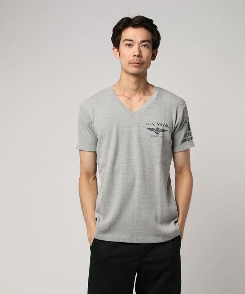 AVIREX（アヴィレックス）の「AVIREX/アヴィレックス/ワッフル Vネック ビッグE/WAFFLE V NECK T  BIG E（Tシャツ/カットソー・メンズ・ブラック/ライトブルーグレー/バーガンディー/ホワイト・SMALL/MEDIUM/LARGE/X-LARGE）」の7枚目の写真