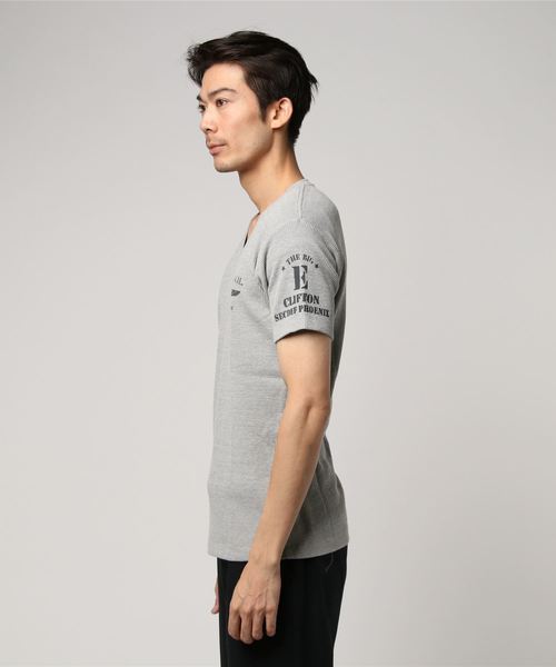 AVIREX（アヴィレックス）の「AVIREX/アヴィレックス/ワッフル Vネック ビッグE/WAFFLE V NECK T  BIG E（Tシャツ/カットソー・メンズ・ブラック/ライトブルーグレー/バーガンディー/ホワイト・SMALL/MEDIUM/LARGE/X-LARGE）」の5枚目の写真