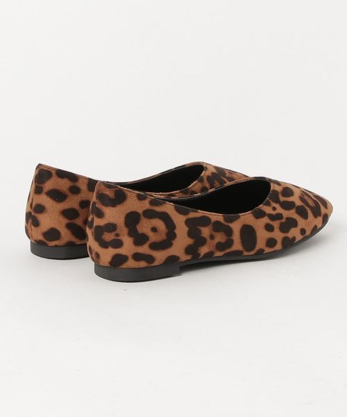 AZUL by moussy（アズールバイマウジー）の「スクエアVカットフラットパンプス（パンプス・レディース・ブラウン/ブラック/ブラウン系その他・LARGE/MEDIUM/SMALL）」の4枚目の写真