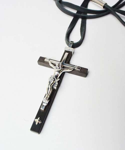 STRUM（ストラム）の「クロスネックレス（黒檀×シルバー925）ディア鹿