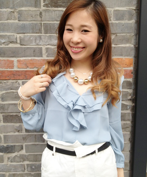 Chico（チコ）の「フリルブラウス（シャツ/ブラウス・レディース・オフホワイト/ベージュ/ロイヤルブルー・FREE）」の3枚目の写真