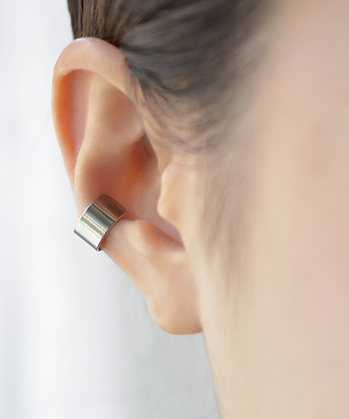 Fun & Daily(ファンアンドデイリー)の「F&D : ワイドイヤーカフ(イヤーカフ・レディース・ブラック/シルバー/ゴールド・FREE)」の1枚目の写真