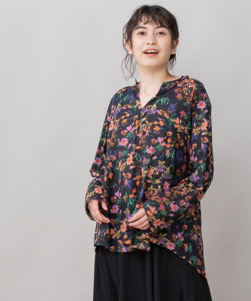 Munich（ミューニック）の「フレンチフラワープリントローン　シャーリングブラウス（シャツ/ブラウス・レディース・ネイビー/アイボリー・FREE）」の3枚目の写真