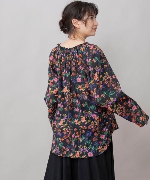 Munich（ミューニック）の「フレンチフラワープリントローン　シャーリングブラウス（シャツ/ブラウス・レディース・ネイビー/アイボリー・FREE）」の11枚目の写真