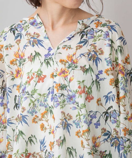 Munich（ミューニック）の「フレンチフラワープリントローン　シャーリングブラウス（シャツ/ブラウス・レディース・ネイビー/アイボリー・FREE）」の10枚目の写真